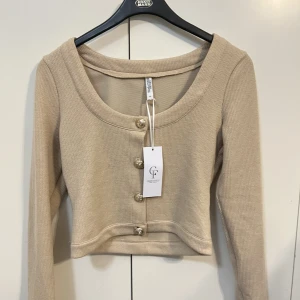 Beige kofta  - Säljer min fina kofta helt oanvänd prislapp förekommer med. Storlek Xs/S säljer för 150kr 