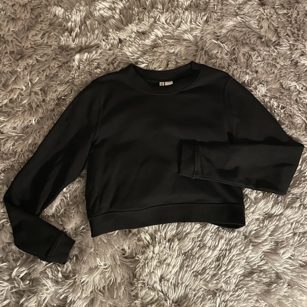 Svart sweetshirt från H&M Devided i storlek M. Använd fåtal gånger. . Neuletakit & Villapaidat.
