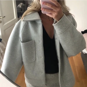 Kort nakd kappa - Jättefin grå kappa från nakd! Köptes för ungefär 700 2022. Använd ganska mycket men fortfarande bra skick. Lånad första bild. 💗