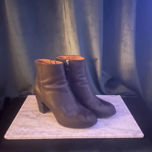 Svarta klackboots - Äkta läder klack boots. Använd kanske 5-10 gånger. 