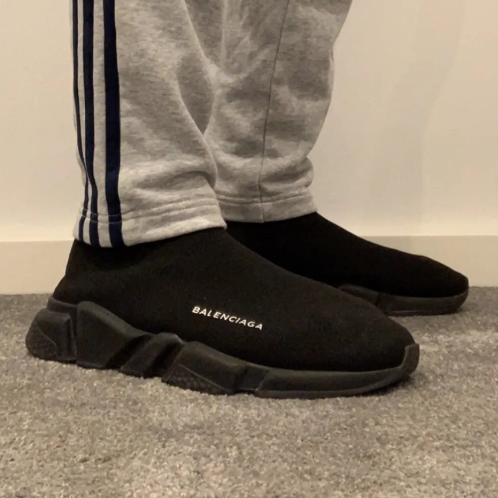 Säljer mina Balenciaga Speed Trainers i size 42! De är i gott skick (8/10) och går att hämta i Göteborg. Kan även fraktas!. Skor.