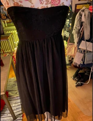 Svart klänning från Only  - Svart klänning från only i storlek 36 är ungefär klänningen 82 cm lång. Är köpt på Zalando. Har använts några få gånger men inte är använd på många år. Hämtas på Södermalm eller skickas till dig mot frakt. Skriv vid frågor. Med vänlig hälsning, Fanny 