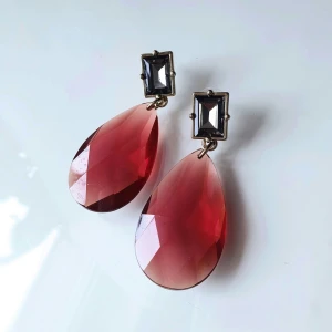 Vackra örhängen från Dyrberg Kern - Örhängen från Dyrberg Kern. Något repiga på de hängande prismorna. Använda ett fåtal tillfällen. 7 cm långa. Frakt 15 kr (postnord frimärke).