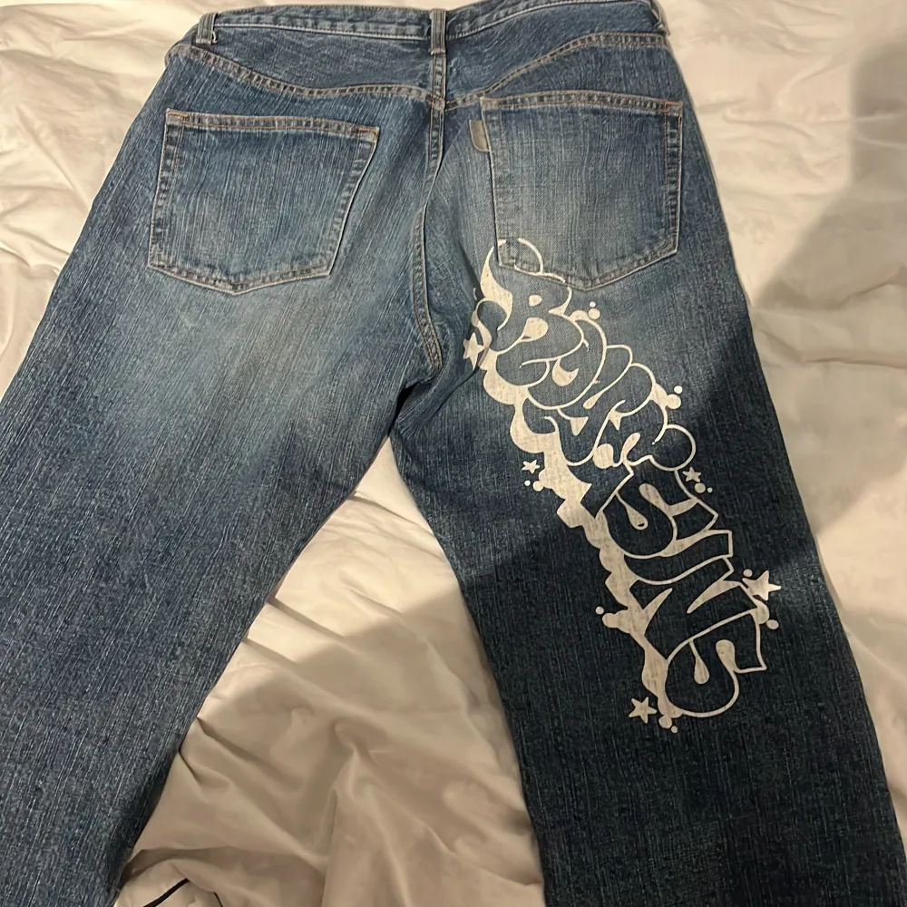 Feta double knee jeans med najs print på baksidan, slutat använda då jag blivit lite för fet. 32 till 31 i W. Jeans & Byxor.