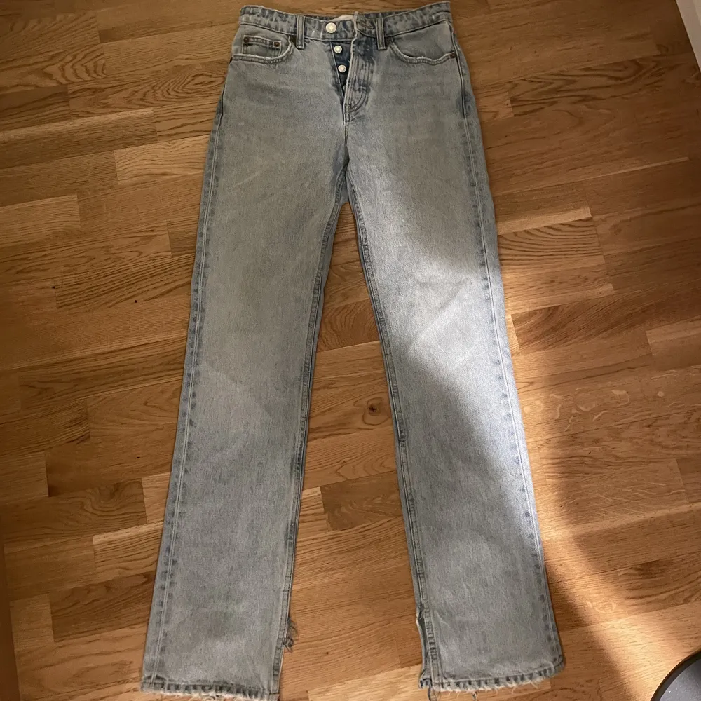 Ljusblåa jeans från Zara i storlek 34.. Jeans & Byxor.