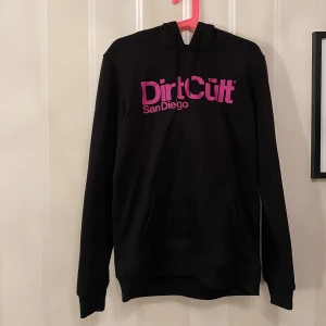 Hoddie - Säljer min dirtcült tröja,helt oanvänd. 