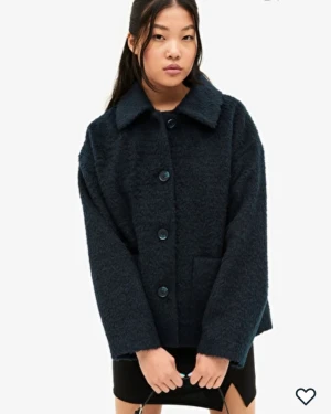 Monki blå kappa - Superfin mörk blå kappa från Monki 🫶🏽  Endast använd några fåtal gånger Kontakta mig för mer bilder Helt slutsåld på nätet⚠️