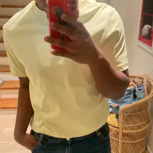Jätte fin J.LINDEBERG T-shirt i L,   fin gul färg perfekt till allt! Modell ”ACE MOCK NECK - T-shirt” nypris 800kr