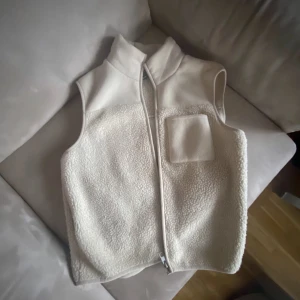 Teddy väst - Väst i mjukt teddymaterial, sparsamt använd! Kontakta för mer info💕