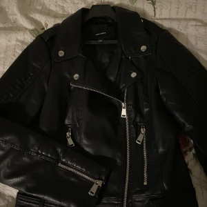 Skinnjacka  - Helt ny skinnjacka ifrån Vera moda❤️ Jackan är i storlek S, men jag skulle rekommendera den till någon som vanligtvis bär Xs. Nypris 549kr men jag säljer för 180kr exklusive frakt🤩 Kontakta mig vid intresse😍