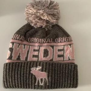 Åre mössa - Snygg varm stickad mössa från Åre, väldigt lite använd. Nypris 200kr. 💓
