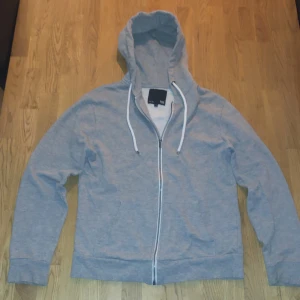 Grå zip-tröja - Fint skick, knappt använd 