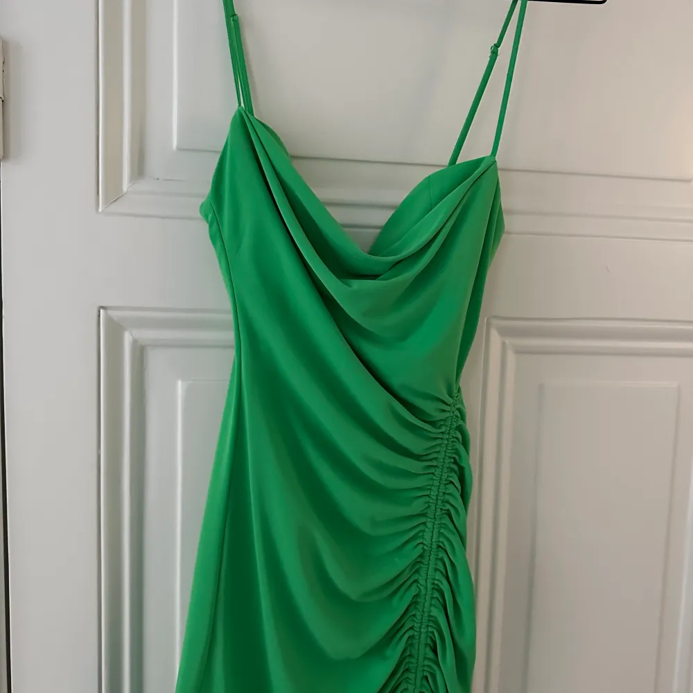 Zara dress size M never worn. Klänningar.