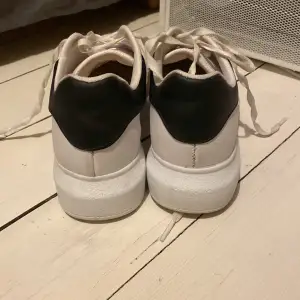 Dessa skor från Nelly i vitt , ser smutsiga ut på bilder men går att tvätta rent direkt . Använda en gång på semester annars aldrig använt . Inprincip nyskick . Nypris 349 . Pris kan diskuteras å köpare står för frakt ! ❤️‍🩹