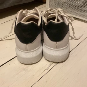 Skor  - Dessa skor från Nelly i vitt , ser smutsiga ut på bilder men går att tvätta rent direkt . Använda en gång på semester annars aldrig använt . Inprincip nyskick . Nypris 349 . Pris kan diskuteras å köpare står för frakt ! ❤️‍🩹