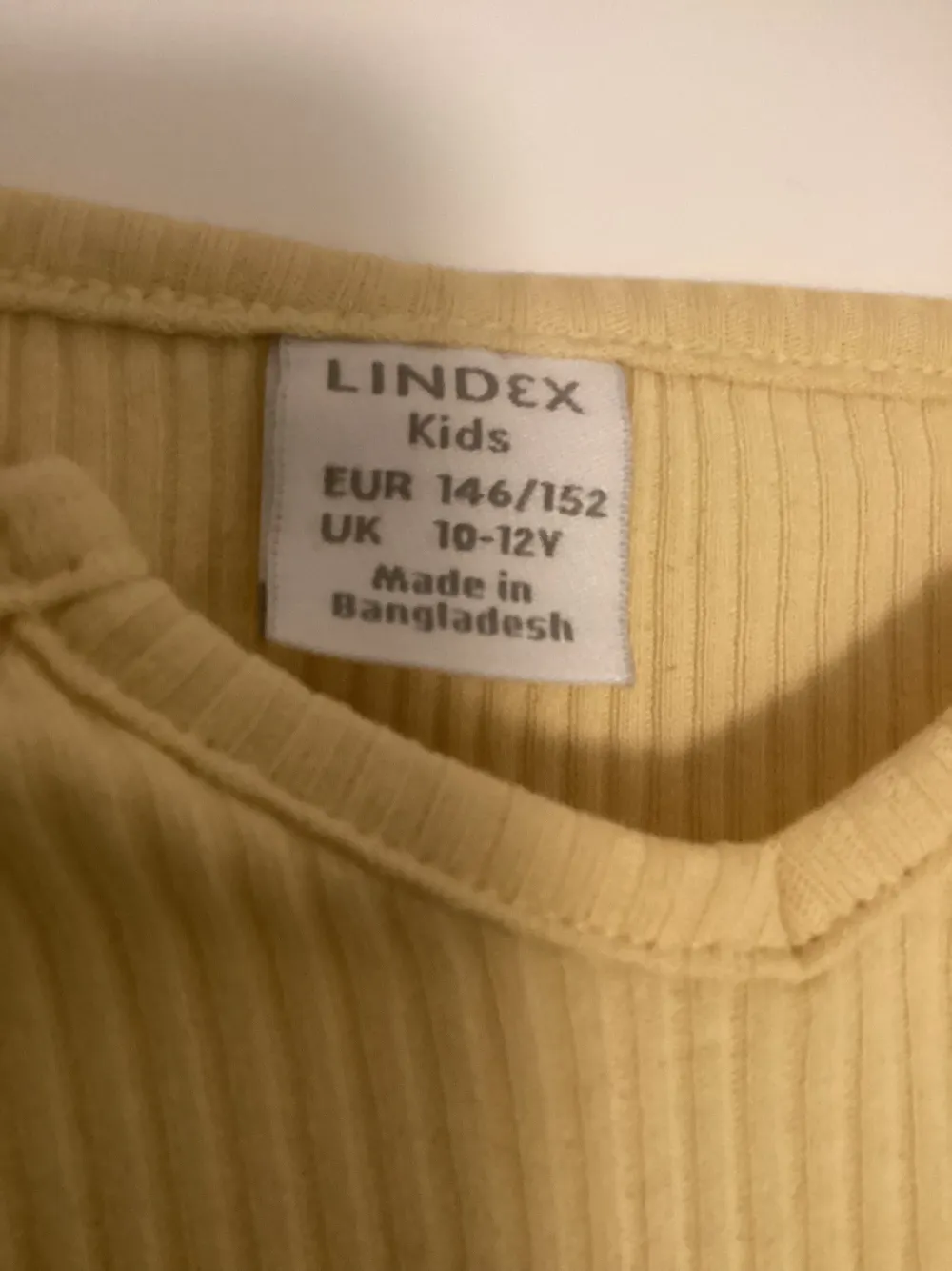 Säljer denna fina tröja från Lindex i storlek 146-152 då den inte passar mig längre 🫶🏻hör gärna av dig om du gillar den. T-shirts.