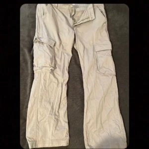 Cargo Byxor - Cargo byxor ifrån gina tricot!! Jag är 170cm och de är perfekt längd på byxorna, men dem var dock för stora för mig ❤️