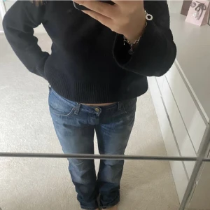Lågmidjade lee jeans - Säljer dessa lågmidjade lee jeans då dem är alldeles för stora för mig😕bilderna är lånade av tjejen jag köpte dem av❤️‍🩹❤️‍🩹