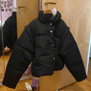 Kort jacka - Säljer denna korta jacka från Gina med lapparna kvar. Köparen står för frakten 💕