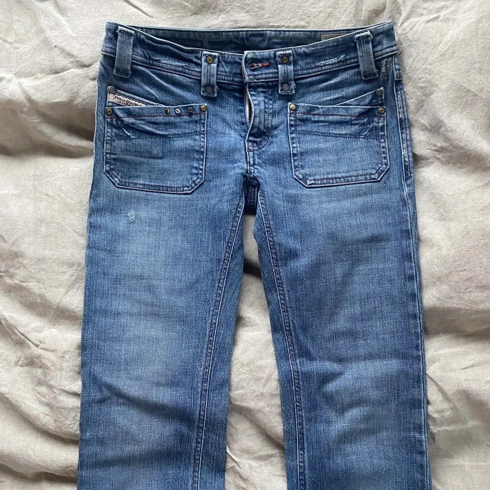 Så fina diesel jeans i fint skick. Strl XS. Innerbensmått 70 cm, midja 36 cm. Lågmidjade. 300kr + 69kr frakt. Har ej bilder då de är för små för mig. Passar på nån som är under 160 skulle jag säga (mät egna jeans för referens). Jeans & Byxor.