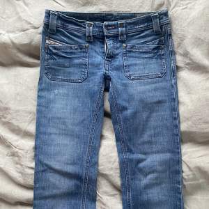 Så fina diesel jeans i fint skick. Strl XS. Innerbensmått 70 cm, midja 36 cm. Lågmidjade. 300kr + 69kr frakt. Har ej bilder då de är för små för mig. Passar på nån som är under 160 skulle jag säga (mät egna jeans för referens)