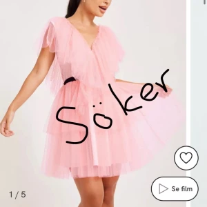 SÖKER - Söker denna klänningen i vit färg för ett rimligt pris. L eller XL🤍