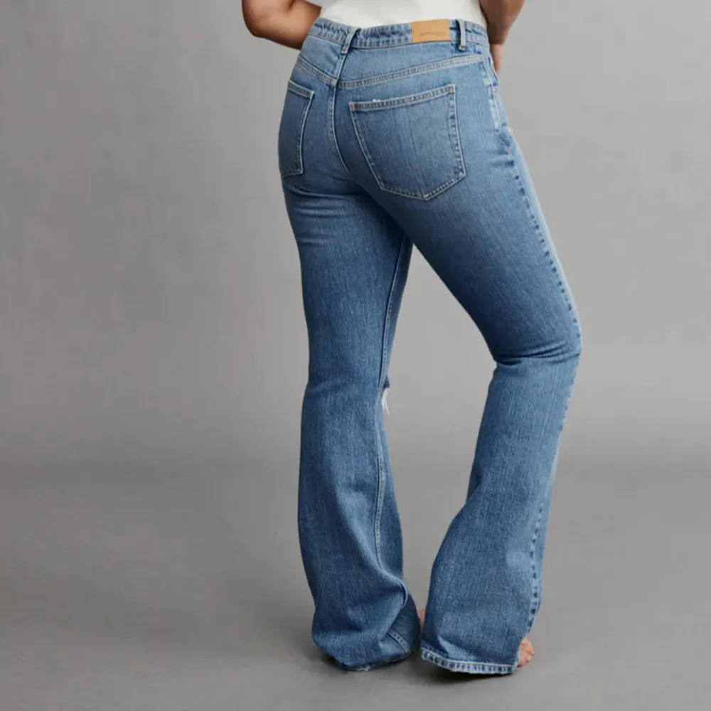 Säljer desssa lågmidjade jeansen från Gina då de inte kommer till användning längre. De är helt nya och oanvända så inga defekter💗. Jeans & Byxor.
