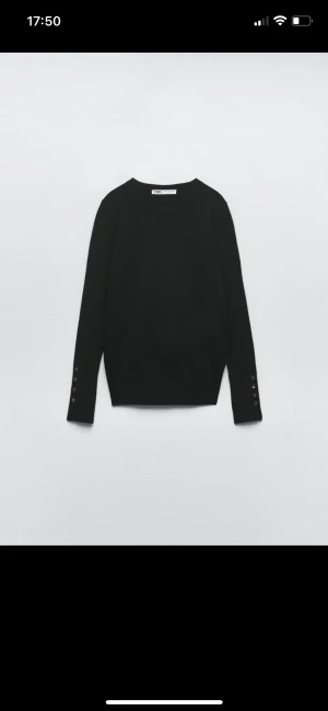 Stickad tröja!! - Basic stickad svart tröja i väldigt bra skick🙌🏻 Passar verkligen till allt och året runt🙏🏻skriv för fler bilder! 