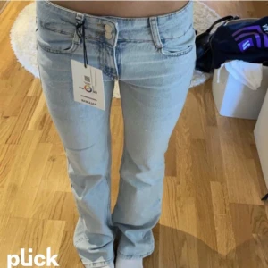 Jeans - Pull & bear jeans som köptes i somras men är för långa på mig som är 160 så har inte kommit till så mycket användning dock lite slitningar vid ”fötterna” ❤️(kom privat för mer bilder❤️