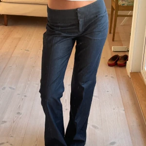 Kostymbyxor - Jättesnygga marinblå lågmidjade kostymbyxor, skriv gärna för fler bilde💙🥰