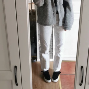 Vita jeans - Vita jeans från gina tricot. Köpte dem ca 5 månader sedan för 599kr. Dem har en lite fläck bak på benet som knappt syns men går ändå ner i pris en del för det. Säljer för 250 kr men kan tänka mig gå ner ifall ni kommer med ett bra erbjudande 💗