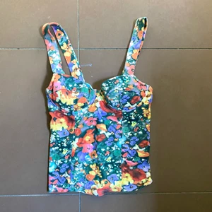 Blommig topp - Somrig blommig topp med vaddering och bygel, från HM the garden collection 🌸🌸