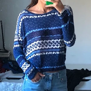 Stickad tröja  - Superfin blå randig stickad tröja som går att använd svamlig eller off the shoulder. Supersnygg och söt, speciellt nu till hösten! Nyskick