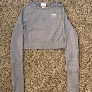 Gymshark tröja - En grå gymshark tröja i storlek xs. Tröjan köptes förra sommaren och har nästan aldrig kommit till användning, därav är den i väldigt bra skick. Inga hål eller lösa sömmar. Bara att höra av sig om man vill få bättre bilder. (Ordpris:445kr)