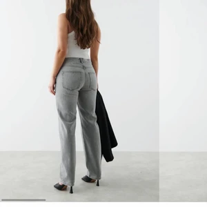 Jeans  - Ett par jeans som tyvärr är för små för mig så hoppas det kan passa någon annan. I längden är de super. Modellen Low stright petite jeans från Gina tricot i storlek 34. Säljer för 369 kr + frakt (ordinariepris 499 kr)