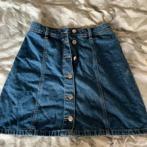 Jeanskjol - Jeanskjol från HM. Sparsamt använd så bra skick. Kan skickas 😊