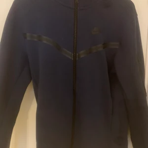 Nike tech fleece - Säljer min marinblåa nike tech fleece för ja inte använder den längre, ganska bra skick den är inte utvättad o har inga fläckar osv, Den är i vuxenstorlek S, den passar om due runt 170-183. 
