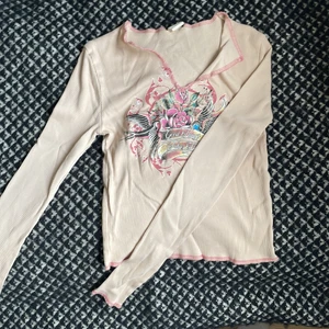 Rosaaktig tröja från urban outfitters💗 - Super fin men inte alls min stil tyvärr💗 aldrig änvänt och i nyskick, passar mig som har small och tyget är strechigt😁
