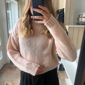 Stickad tröja  - Superfin babyrosa stickad tröja. Har använt några fåtal gånger. Kan stylas med både ett par jeans eller en kjol. Skriv för fler frågor eller bilder!💕
