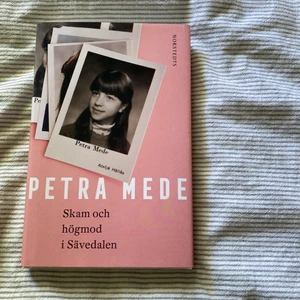 Skam och högmod i Sävedalen av Petra Mede - Inbunden upplaga av Skam och högmod i Sävedalen av Petra Mede