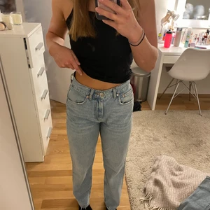 High waist Jeans från ginatricot - Säljer dessa snygga jeans från Ginatricot. Dom är knappt använda och i bra skick. Storlek 34! 💗