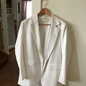 Vit kavaj (HM) - En fin oversize vit kavaj från HM i storlek 44🤩 Pris går att diskutera!😊