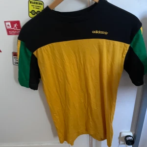 Adidas t-shirt - Aldrig använd