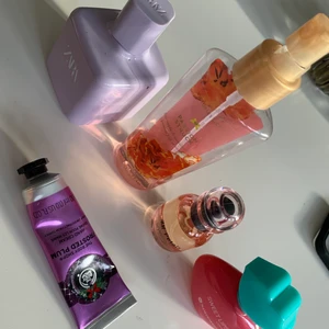 Parfym - Säljer lite olika parfymer som ett paket! Dom två små är helt fulla men den från hm fungerar inte sprutet men man får ut ändå! Zara parfymen är de 80% kvar och Viktoria secret är de 20% kvar❤️ alla luktar ganska sött
