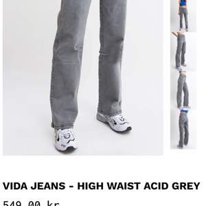 Säljer ett par jättefina gråa jeans från madlady!! Aldrig använda med lapparna kvar! Tänker mig 300+frakt men kan diskuteras💘💘 