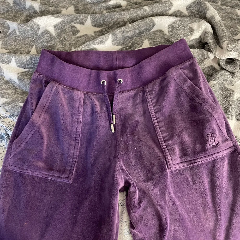 INTRESSEKOLL!!! Säljer kanske mina lila juicy couture byxor i strl S. Är inte säker på om jag vill sälja dom men vill se om det är någon som vill köpa och hur mycket jag får. Jeans & Byxor.