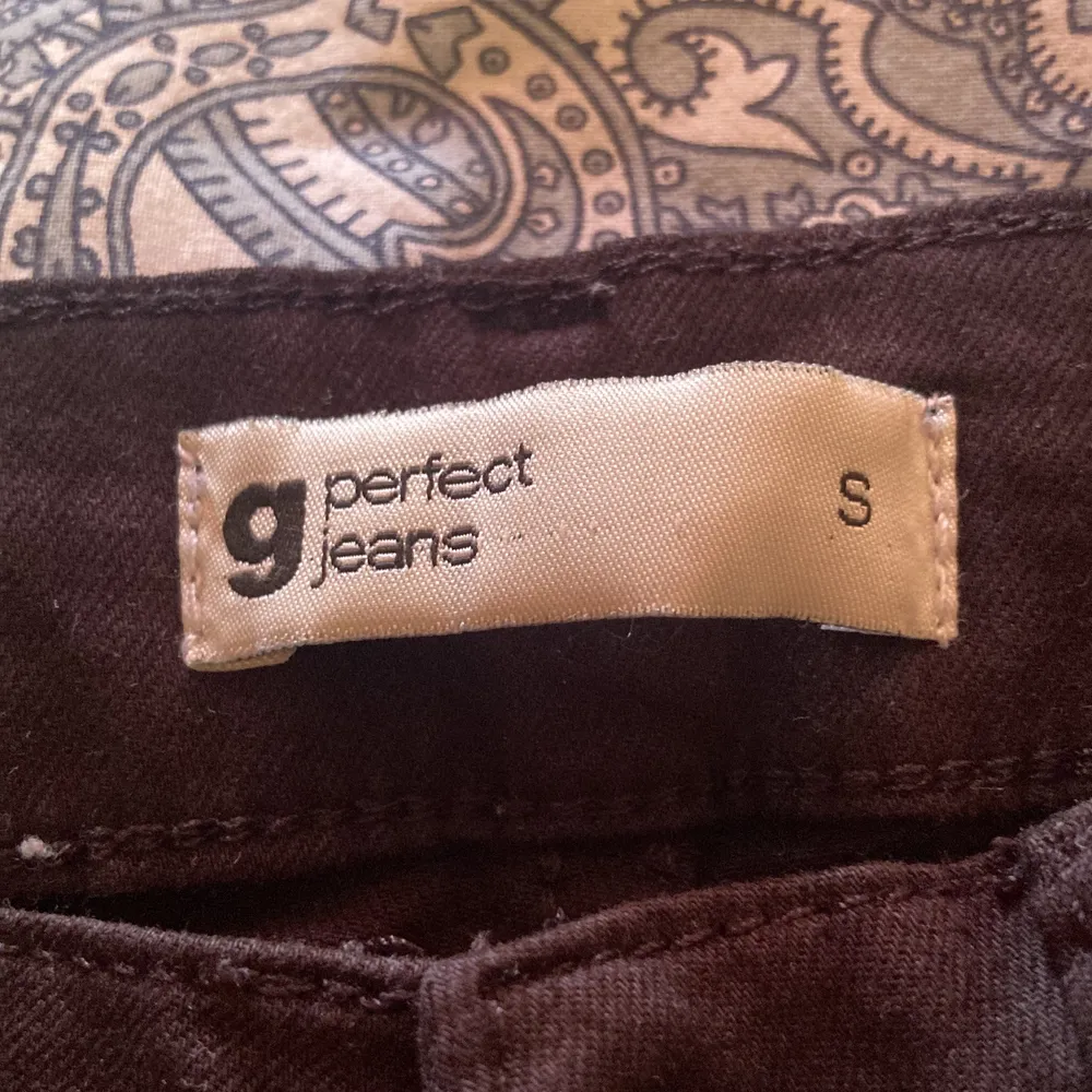 Hejj! Säljer nu mina jättesköna bootcut jeans i storlek S pga att jag råka köpa petite. Köparen står för frakt, kontakta för mer info 🫶🏻💞. Jeans & Byxor.