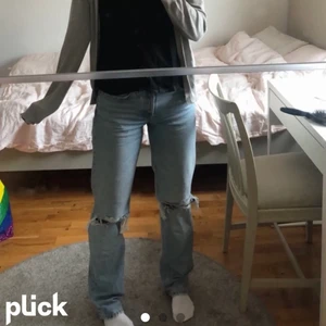 Zara Midrise jeans med hål  - Supersnygga jeans från zara, säljes pga att de är påväg att bli förkorta, de är lite ljusare än de på bilden då bilden är lånad (kan skicka fler bilder) 