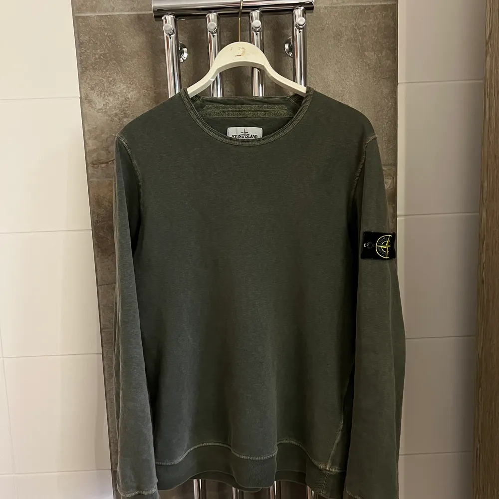 säljer denna riktigt feta stone crewneck i storlek m. tröjan är i bra skick, äkthetsbevis finns! frågor skes privat! . Tröjor & Koftor.