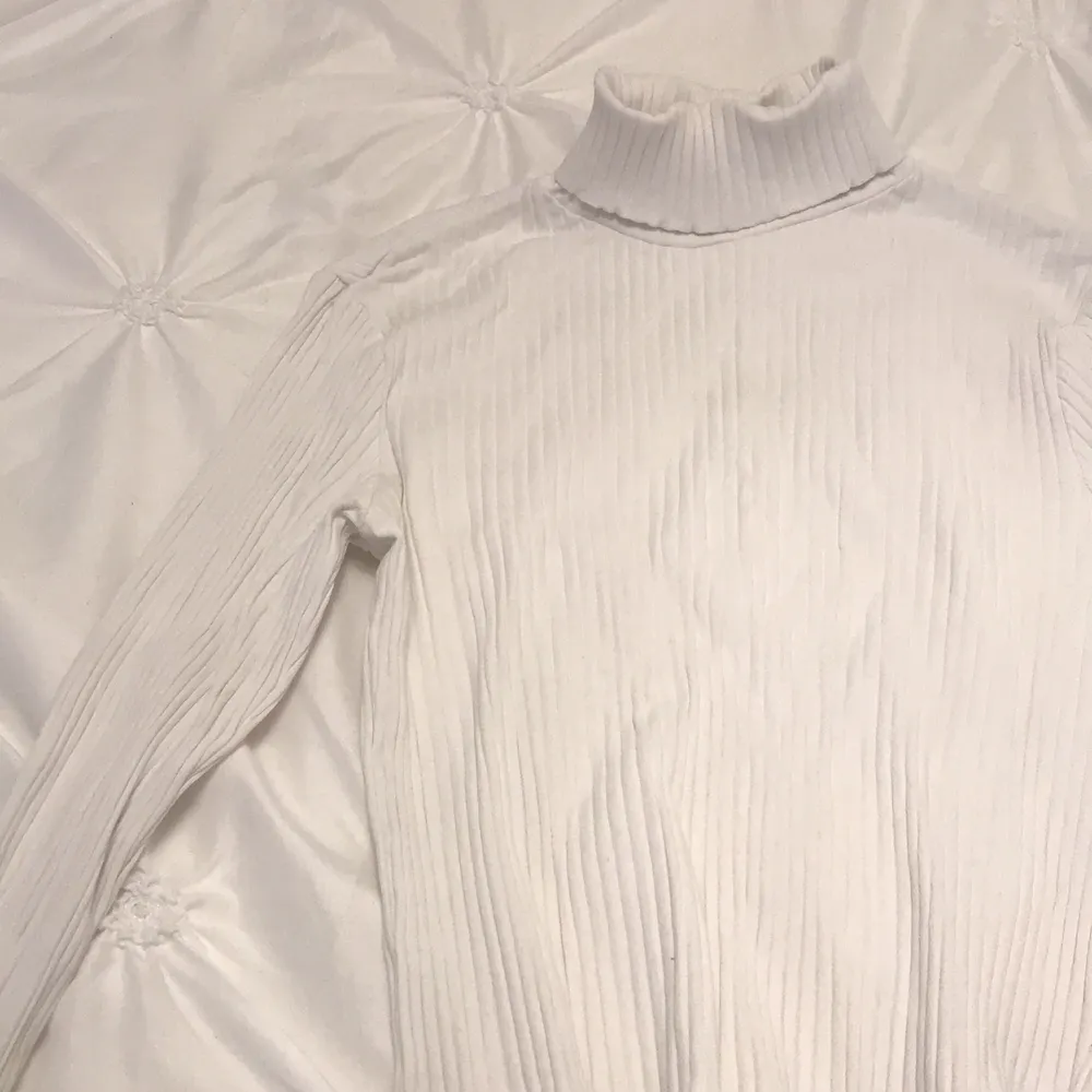 Säljer denna vita ribbade polo tröja från Gina i strl 36! Använt Max 5 gånger och har inga skador på sig eller någonting!. Tröjor & Koftor.